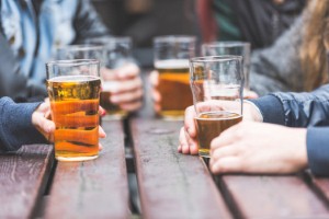Long-term heavy alcohol consumption stiffens the arteries, increasing heart attack risk, new research shows. Image: william87 via iStock